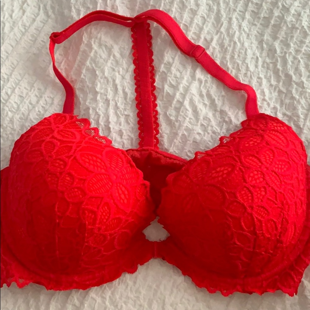 Never worn Victoria’s Secret  red front clasp bra